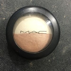 MAC Mineralized eyeshadow duo in This & That